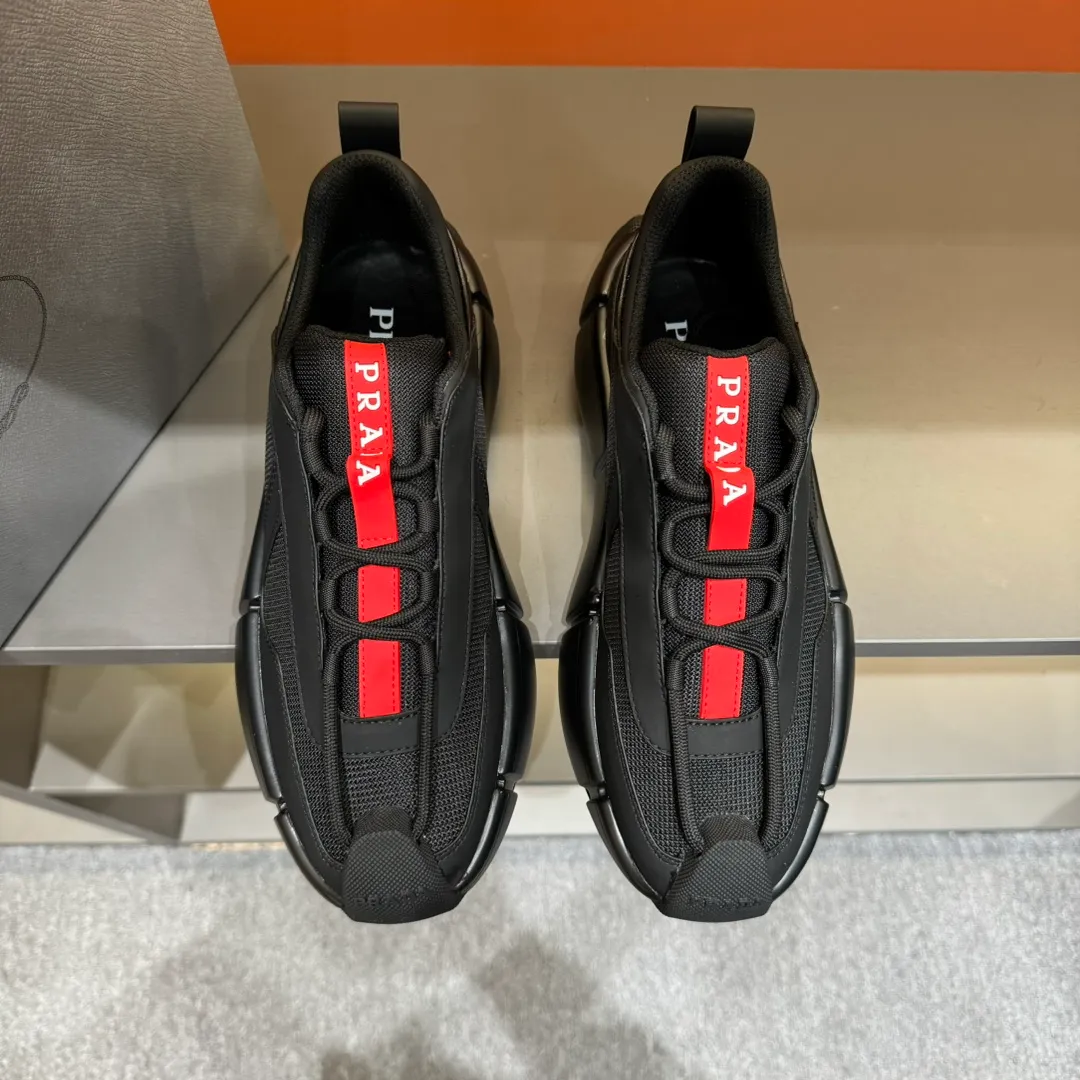 P460 PRADA/Prada men's lace-up leather casual sports shoes, the upper is made of cowhide leather and breathable mesh. It is soft, comfortable and breathable. The tongue is decorated with the PRADA brand letter logo. The thick rubber sole echoes the red label tongue. The style is fashionable and elegant. The details are carefully crafted. A casual sports shoe with a super western style and excellent breathability! Code number 38-45 (45 customized)